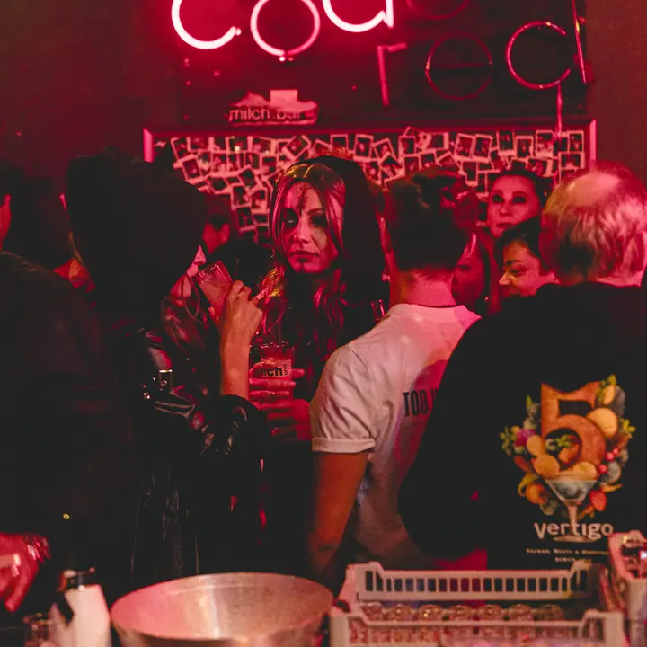 halloween-nacht an der bar unter roten lichtern
