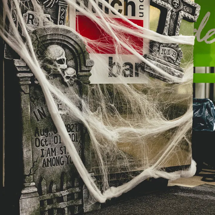 halloween-dekoration mit spinnenweben in der milchbar