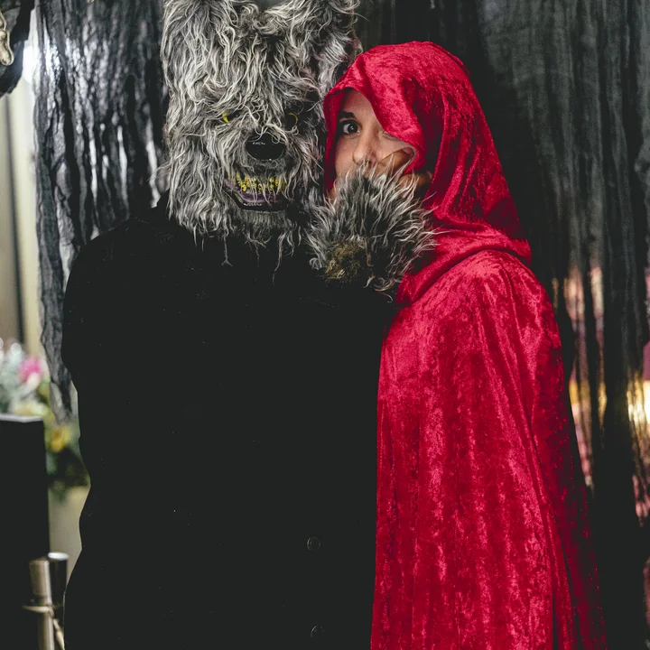 verkleidete gäste vor der halloween-dekoration