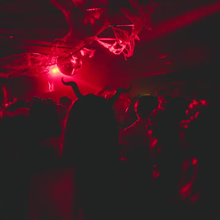 halloween in der milchbar, rote lichter und volle tanzfläche