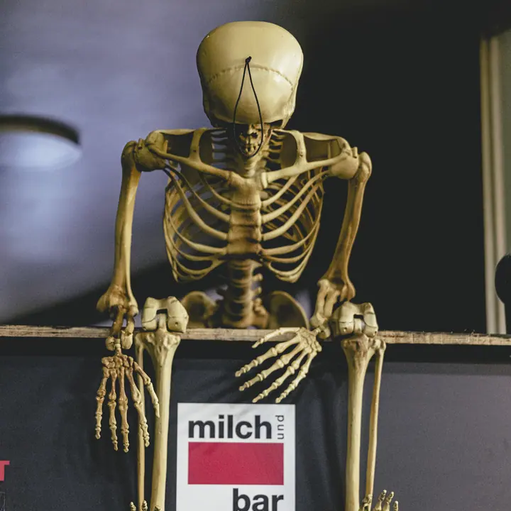 skelett über dem eingang zur milchbar